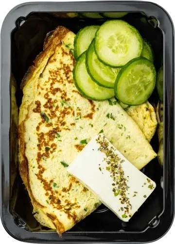 Яичный блин с огурцом и фетой