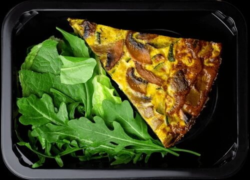Фриттата с сезонными овощами, грибами и курицей