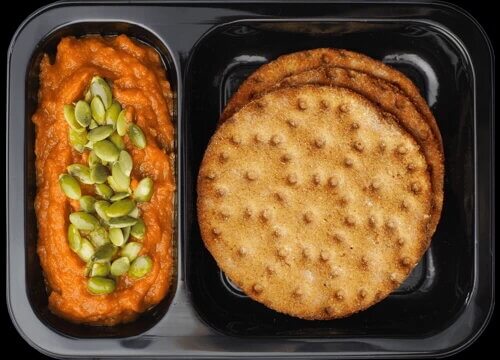 Морковный хумус с хлебцами и тыквенными семенами