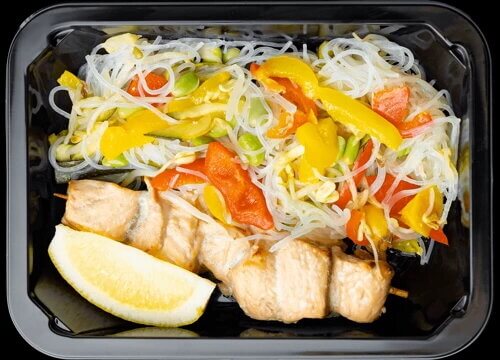 Шашлык из лосося с фунчозой и овощами