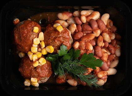Фрикадельки с овощным соусом и кукурузой