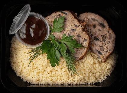 Рулет из индейки и курицы с сыром фета и персиковым соусом