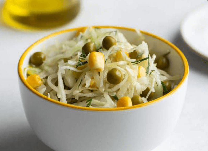 Салат из белокочанной капусты с горошком и укропом