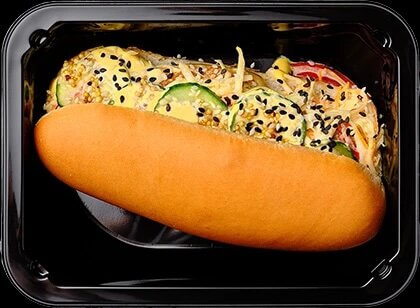 Хот-дог с куриными колбасками и овощами