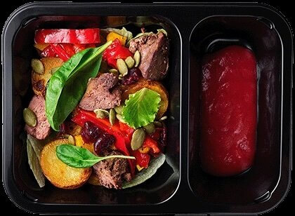Салат с куриной печенью, тыквой и клюквенным соусом