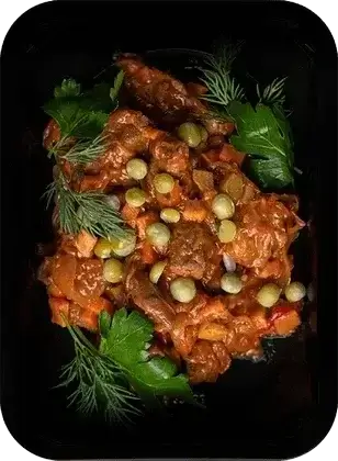 Тушёная говядина с овощами и зелёным горошком