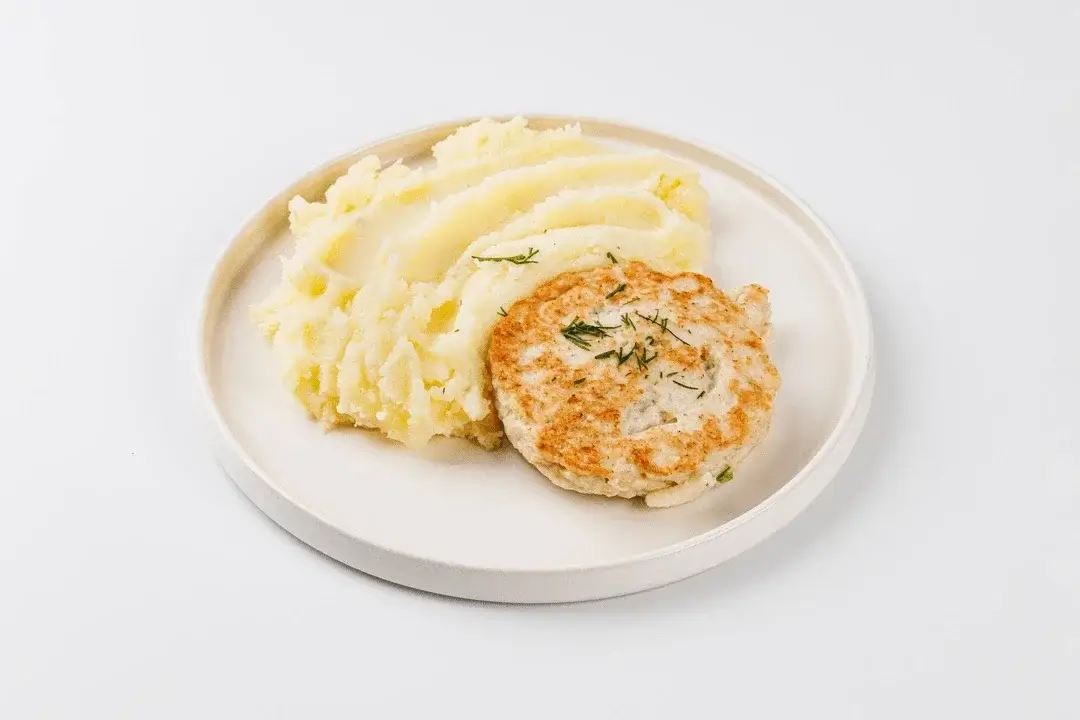 Биточек куриный с капустой и картофельным пюре