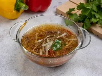 Овощной суп с вешенками и рисовой лапшой