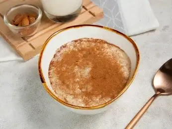 Аглютеновая рисовая каша на миндальном молоке с корицей