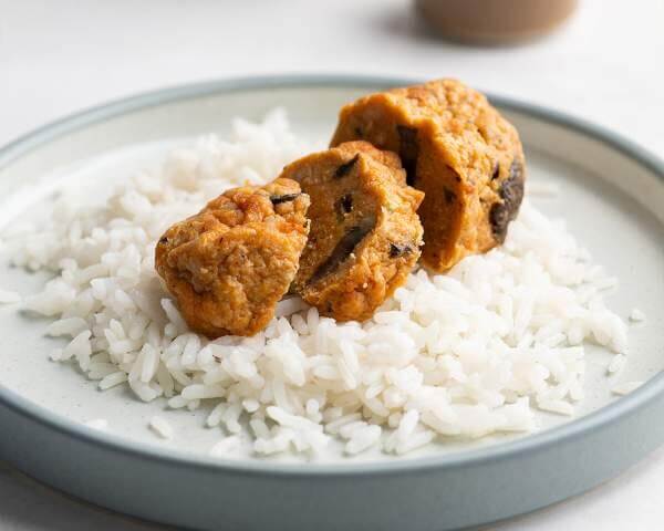 Рубленная котлета том ям с грибами и рисом