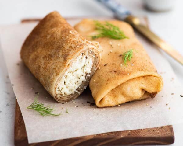 Блинчики, фаршированные куриным филе в сметанном соусе