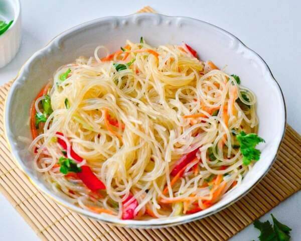 Фунчоза со скремблом, брокколи и пан-азиатским соусом
