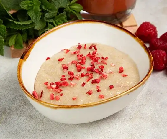Амарантовая каша с клубникой на кокосовом молоке