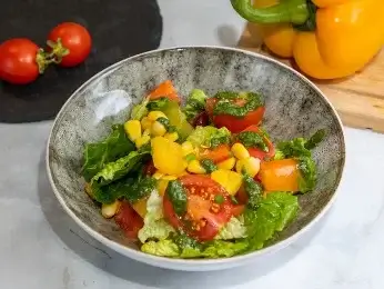 Салат из овощей с кукурузой и вегетарианским песто