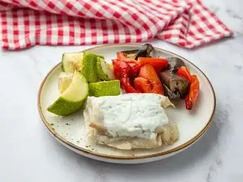 Хек в йогурте с укропом и запеченные овощи