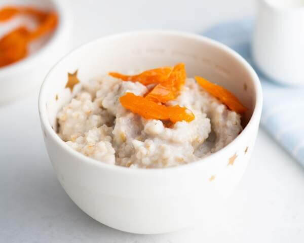 Ячневая каша на кокосовом молоке с курагой и мятой