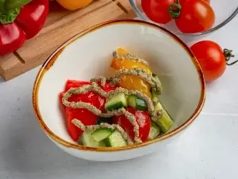 Овощной салат с грузинским ореховым соусом