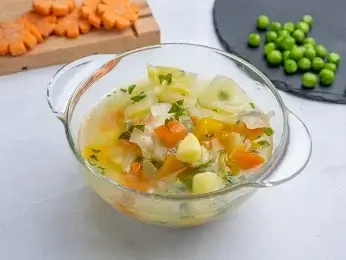 Овощной суп с зеленым горошком