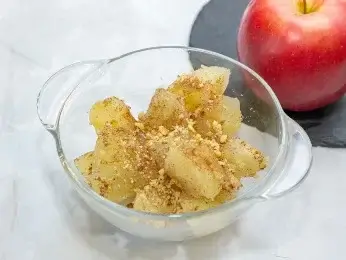 Печеное яблоко с корицей и крошкой грецкого ореха