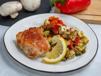 Морской окунь в паприке и овощное рагу с грибами