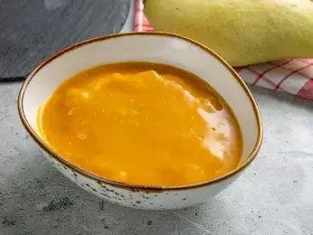 Кукурузная каша на кокосовом молоке с пюре манго