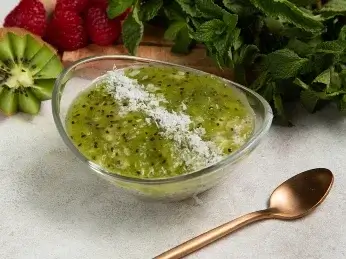 Кокосовый мусс с киви и семенами чиа